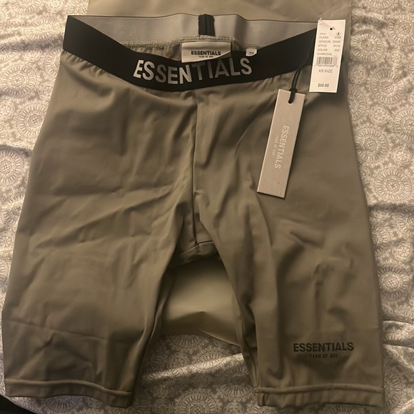 Women’s essentials biker shorts - Picture 2 of 4